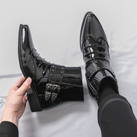 Bottes basses punk en PU verni pour hommes, à bout pointu, avec rivets, boucle et fermeture éclair latérale, idéales pour un usage quotidien décontracté ou les trajets domicile-travail.
