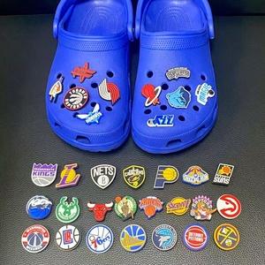 بيع بالجملة أحذية كرة السلة من سلسلة PVC للزينة وشارة الفريق الرائعة سحر حذاء لمشجعي كرة السلة اكسسوارات الأحذية - Product Image 1