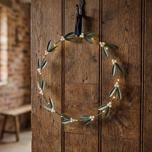 Corona redonda rústica hecha a mano con hojas verdes y bayas blancas, flores decorativas, adorno navideño para colgar en la pared, pieza única - Product Image 6