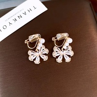 Anting-anting manset tembaga berhiaskan mutiara dan zircon untuk wanita - mewah, elegan, serbaguna, dan berkelas.