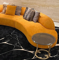 Ensemble de canapés courbes de luxe italiens haut de gamme, design moderne, convertible et rembourré, pour un salon au style moderne.