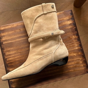 Vente en gros de bottines western en <span class=keywords><strong>daim</strong></span> avec ceinture et bout pointu pour femmes, bottes courtes à enfiler avec talon plat pour femmes - Product Image 4