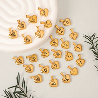 Vente en gros de pendentifs en forme de cœur en acier inoxydable plaqué or 18 carats, lettres initiales personnalisées de A à Z, breloques pour collier, fabrication de bijoux DIY