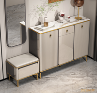 Meuble de rangement à chaussures moderne de luxe léger pour entrée, armoire à chaussures à panneaux cannelés avec porte battante, meuble organisateur de chaussures pour couloir avec cadre doré