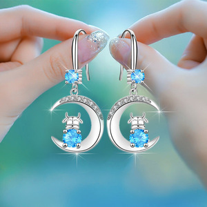 Orecchini Pendenti Creativi a Forma di Bue e Luna per Donne, Design Elegante a Goccia, Gioielli alla Moda, Regalo Portafortuna - Product Image 1