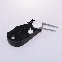 Vente en gros d'accessoires de golf multifonctionnels pliables 5 en 1 en plastique : outil de réparation de divots, marqueur de balle, brosse de nettoyage, compteur de coups