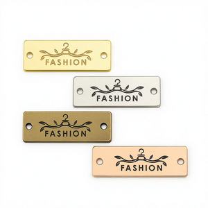 Étiquettes et tags métalliques 3D personnalisés avec logo de marque de mode, finition lavable et impression numérique pour sacs à main - Product Image 1