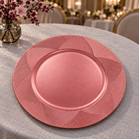 13 Zoll Kunststoff-Platzteller, Rosa Pulverbeschichtet, Modern Strukturiert mit Diagonaler Gerippter Kante, Dekorativer Unterteller für Veranstaltungen und Gastronomie