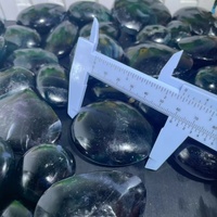 Pierre de paume en forme de cœur en fluorite noire fluorescente en gros avec réactivité UV, pierres précieuses, artisanat en cristal pour la décoration Feng Shui