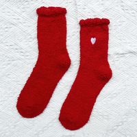 Chaussettes duveteuses d'hiver pour dormir Broderie de cœur Couleur solide Confort Chaussettes épaisses et chaudes Chaussettes douillettes personnalisées pour femmes