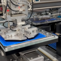 Ligne de production de modules solaires industriels à structure robuste et haute performance, optimisée pour les usines de panneaux solaires
