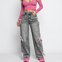 Jean baggy bleu vintage délavé avec nœud décoratif, coupe large, denim ajusté mais non serré pour femme