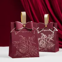 Sac cadeau en papier avec poignée en ruban de satin et motif floral doré pour les fêtes de mariage, les anniversaires et l'emballage d'événements