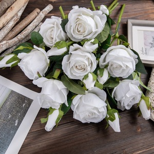 Venta al por Mayor de Tallos de Rosas Artificiales de 3 Cabezas, Rosas Artificiales de Tacto Real para Ramos de Novia, Decoración de Centros de Mesa para el Hogar - Product Image 4