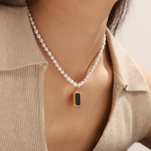 قلادة بينغشين الأنيقة ذات اللؤلؤ الطبيعي بأسلوب عصري مع قلادة مربعة مرصعة بالألماس من الفولاذ المقاوم للصدأ - Product Image 2