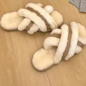 Chaussons d'extérieur chauds et doux à semelle épaisse et doublure en fourrure, conçus pour les bottes de neige d'hiver de haute qualité pour femmes. - Product Image 1