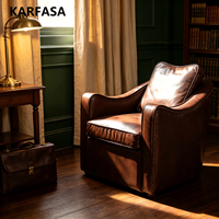 Fauteuil de lecture en cuir marron avec garniture cloutée, dossier capitonné et pieds en bois massif pour salon et bureau à domicile