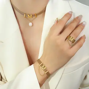 Conjunto de collares de pulsera de perlas de agua dulce barrocas con letra inicial de moda para mujer, comercio de joyería de moda de acero inoxidable de China 2024