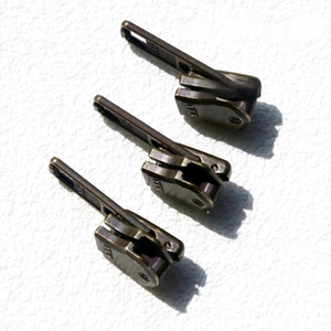 Vente en gros de fermetures à glissière authentiques pour <span class=keywords><strong>YKK</strong></span> No. <span class=keywords><strong>8</strong></span> en métal bronze antique, curseurs Da I pour vêtements, bottes en cuir - Product Image 1