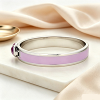 Bracelet en métal émaillé en acier inoxydable avec fermoir articulé en forme de cœur, moderne, pour femme, usage quotidien, hypoallergénique, résistant à la décoloration, couleur personnalisable