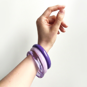 Bracelet artisanal en résine de marbre vert, empilable, avec tube en bambou courbé et entretoise en résine or olive, bijoux pour femmes, vente en gros - Product Image 1