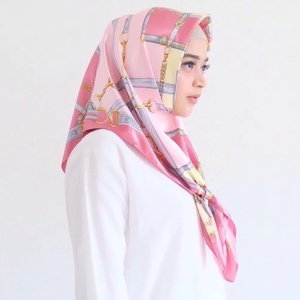 ผ้าพันคอไหมซาตินสี่เหลี่ยมขนาด 70 ซม. สีชมพู เทา ทอง พร้อมสายโซ่คาดเอว สำหรับผู้หญิงมุสลิมมาเลเซีย - Product Image 1