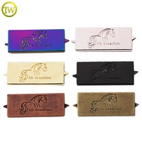 Forme carrée gravée logo plaque sac pièces métalliques personnalisé arc-en-ciel nom étiquettes Snapback chapeaux matériel