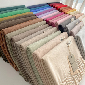 Écharpe chaude d'automne et d'hiver pour femmes, couleur unie, haut de gamme, avec pompon, tendance, à porter au quotidien, style coréen, polyvalente, écharpe pour le cou - Product Image 4