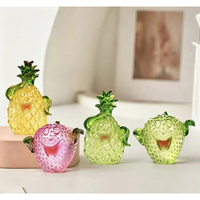 OEM ODM Transparante Epoxyhars Cartoon Ananas Figuurje Fruitfiguur Sculptuur voor Winkel Souvenirs & Promotionele Cadeaus