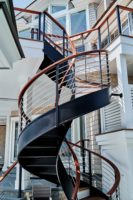 Escalier en colimaçon extérieur moderne pour accès à entrepôt avec main courante circulaire en acier robuste, écologique et durable