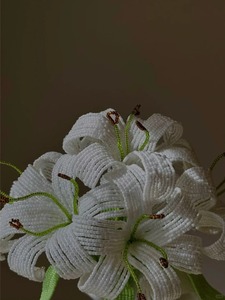 LUYI-Fatto a mano, Unico. Bouquet di fiori di giglio, bouquet da sposa, fiori con perline, bouquet personalizzato. <span class=keywords><strong>La</strong></span> sposa tiene un mazzo di gigli. - Product Image 3