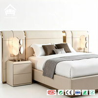 Lit King Size Exclusif Rembourré avec Tête de Lit en Bois Massif et Tables de Chevet Minimalistes – Ensemble Sur Mesure pour Appartement de Luxe et Hôtel