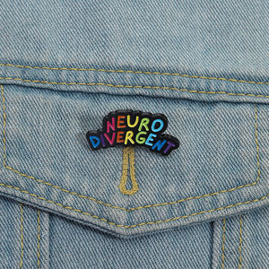 Autism Awareness Emaille Pin Regenbogen Design Brosche Neuro divergent Revers Abzeichen Schmuck Geschenk für Freunde und Kinder - Product Image 1
