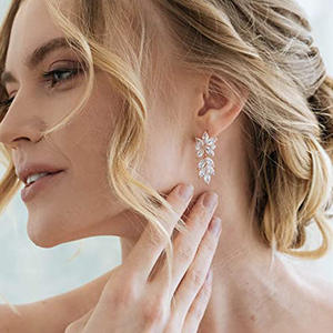 Boucles d'oreilles pendantes en or blanc, motif floral, avec cristaux taille marquise et strass sertis griffes, bijoux de mode romantiques pour femme, idéales pour mariage - Product Image 5