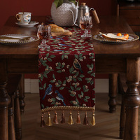 Chemin de table de style ethnique textile ensoleillé