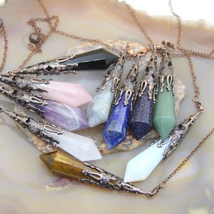 Vente en gros de cristaux de pierre naturelle 7 Chakra de haute qualité Pendules en pierres précieuses Pendentif en pierre d'énergie Pendule à colonne hexagonale - Product Image 2