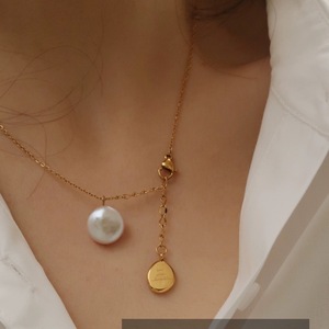 Collar de Dos Colgantes con Perlas Naturales de Lujo Ligero, con Etiqueta Colgante con Letra, Muchos Detalles en Lino, Plata y Blanco, Textura de Nicho - Product Image 1