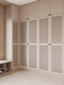 Armario empotrado blanco de suelo a techo con puertas estilo shaker e iluminación integrada - Product Image 3