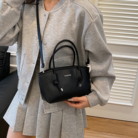 Tas Selempang Wanita Model Clutch Kecil dengan Pegangan Atas dan Tutup Tunggal, Tas Bahu Modis 2025