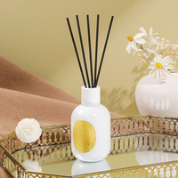 Ensemble de diffuseur de roseau de parfum de maison de luxe de 180ml avec parfums personnalisables et logo étiquette en métal de bâtonnets de rotin de bouteille en verre mat blanc