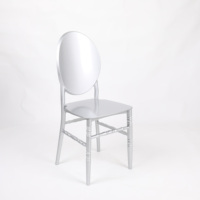 Chaise de jardin fantôme élégante et luxueuse en résine blanche/dorée/argentée à dossier ovale pour ferme, hôtel, salle à manger, événements extérieurs et mariages (vente en gros)