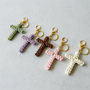 Porte-clés croix tissé à la main, breloque croix chrétienne en macramé avec anneau porte-clés, accessoire de sac religieux style bohème - Product Image 3