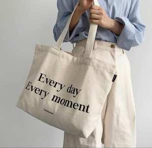 Grand sac fourre-tout oversize pour femmes le week-end Logo personnalisé en toile de coton noire avec motif de lettres à la mode - Product Image 5