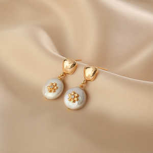 Boucles d'oreilles clous WENCHI pour femme, perles baroques 1601, motif fleur plate - Product Image 3