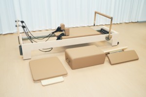 Fabricante Chino, Venta al por Mayor, Cama de Pilates Comercial de Madera de Arce, Resistente, con Resorte Elástico, para Entrenamiento de Equilibrio y Fortalecimiento del Core - Product Image 3