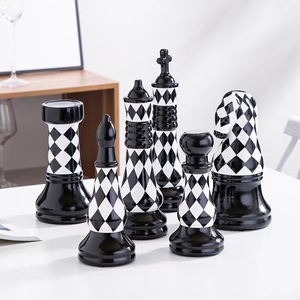 Vente en gros de décoration intérieure moderne Statue d'échecs en céramique <span class=keywords><strong>noir</strong></span> <span class=keywords><strong>et</strong></span> <span class=keywords><strong>blanc</strong></span> Accessoire de décoration pour la maison - Product Image 1