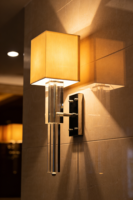 Applique murale élégante à LED avec prisme en cristal K9, tissu en lin beige, finition nickel poli personnalisable, durée de vie de 50 000 heures, garantie de 2 ans