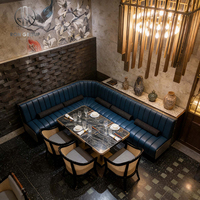 Canapé banquette moderne industriel en cuir bleu capitonné, chaise en rotin à structure métallique, table en marbre pour restaurant, hôtel, steakhouse
