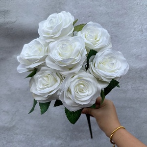 LUYI - Arreglo Floral Artificial de Tacto Real, Ramo de Rosas Artificiales de Seda para el Día de San Valentín - Product Image 4
