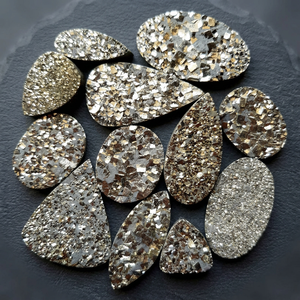 คริสตัลไพไรต์ดูร์ซี่ธรรมชาติจาก MAHNJA GEMS แบบกลุ่ม ประกายสีทอง สำหรับทำเครื่องประดับ DIY จากราชสถาน ไจปุร์ อินเดีย - Product Image 2